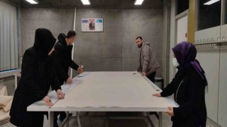 Meslek lisesi öğretmenleri, depremzedeler için çadır dikiyor