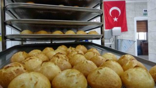 Meslek lisesinde depremzedeler için günde 15 bin ekmek üretiliyor