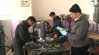 Meslek lisesinde depremzedeler için soba üretimi yapılıyor