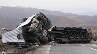 Metrelerce sürüklenen tır bariyerleri biçti: 1 yaralı