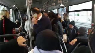 Metrobüste edilen Telefonumu çaldın kavgası kamerada