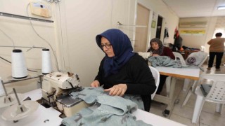 Mezitli Belediyesi gönüllüleri depremzedeler için pijama dikiyor