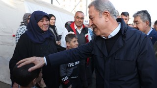 Milli Savunma Bakanı Akar depremden etkilenen Osmaniye’deki çalışmaları inceledi