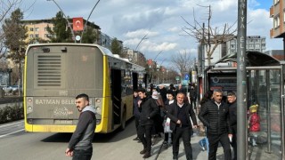 Minibüs kapısından sarkan vatandaşlar canlarını hiçe sayarak yolculuk etti