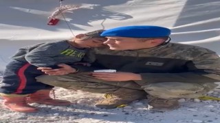 Minik çocuk dakikalarca Mehmetçikin omzunda yattı