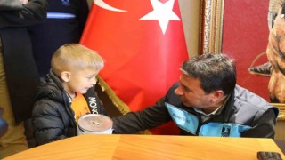 Minik Mehmet Ege, kumbarasındaki harçlığını bağışladı