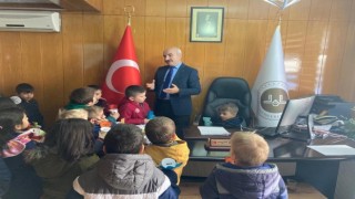 Minik öğrenciler kumbaralarını depremzedelere bağışladı