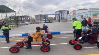 Minik öğrencilere uygulamalı trafik eğitimi