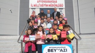 Minik yürekleri depremzedeler için attı