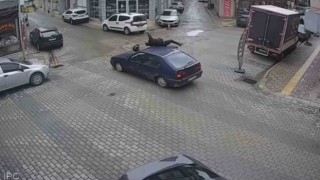 Motosiklet kazası kameraya yansıdı