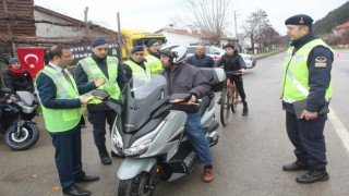 Motosiklet ve bisiklet sürücülerine reflektif yelek dağıtıldı
