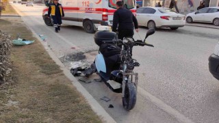 Motosikletin araca çarptığı kaza anı kamerada