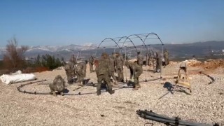 MSB: Mehmetçiğin deprem bölgesinin pek çok noktasında çadır kurma çalışmaları hummalı şekilde sürüyor