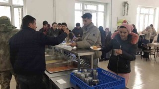 MSB: “Mehmetçiklerimiz, deprem noktalarında vatandaşlarımıza sıcak yemek ikram ederek destek sağlamaya çalışıyor”