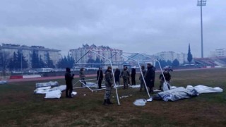 MSB: Mehmetçiklerimiz, depremzede vatandaşlarımız için çadır kurma faaliyetlerine aralıksız devam ediyor