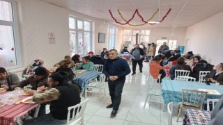 Mucur Belediyesinden depremzedelere çay ve yemek ikramı