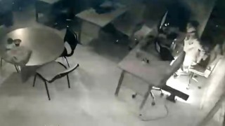 Muhabirin depreme yakalanma anı kamerada