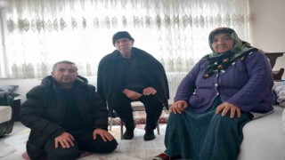 Muhtar depremzede aileleri bir an olsun yalnız bırakmıyor