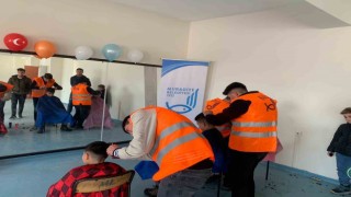 Muradiyedeki gönüllü berberler depremzede çocukları tıraş etti