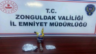 Narkotik uygulamasında yakayı ele verdiler