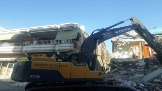 Nazilli Belediyesi deprem bölgesinde yaraları sarıyor