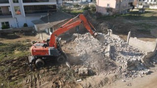 Nazilli Belediyesi, yeni açılacak yollar için engelleri kaldırıyor