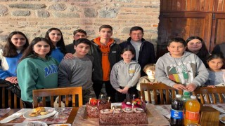 Nazillide Yeniden doğduk diyen depremzede çocuklara pasta sürprizi