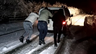 Nebiyan Dağı beyaza büründü, araçlar yollarda kaldı