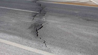 Niğde ve Konya depreminde Aksarayda yol ve araziler yarıldı