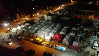 Nurdağında afetzedeler geceyi kurulan çadır kentte geçiriyor