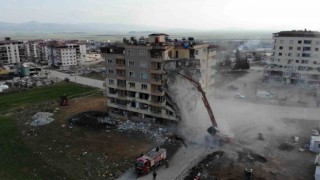 Nurdağında ağır hasarlı binaların yıkımı sürüyor