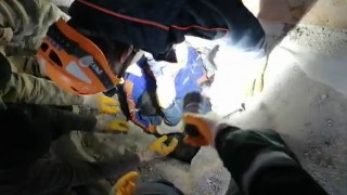 Nurhakta iki çocuk ve anneleri enkaz altından sağ olarak çıkartıldı