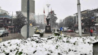 O ilçenin merkezi beyaza büründü