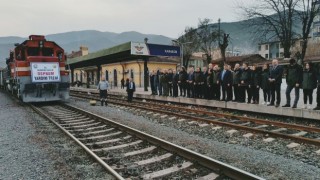 Odun yüklü 20 vagon deprem bölgesine gitmek üzere yola çıktı