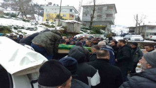 Oğlu ve gelinini Rizeye getirmek için deprem bölgesine giderken kazada hayatını kaybeden baba toprağa verildi