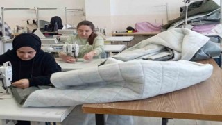 Öğrenciler deprem bölgesine göndermek için uyku tulumu üretiyor