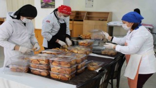 Öğrenciler depremzedeler için mutfağa girdi
