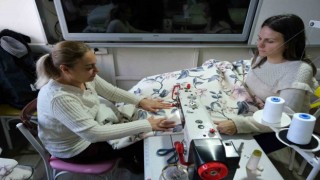 Öğretmen ve öğrenciler depremzedeler için battaniye dikiyor