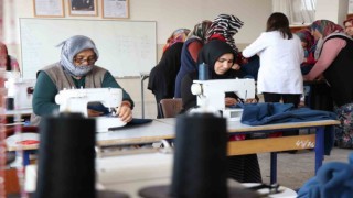 Okul atölyesinde deprem bölgesine kıyafet üretiliyor