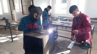 Okul atölyesinde depremzedeler için soba üretiyorlar