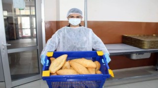 Okulda deprem bölgesi için günlük 10 bin ekmek üretiyorlar