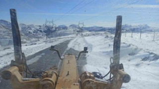 Okullar açılmadan Toros Dağlarının karlı yolları açıldı