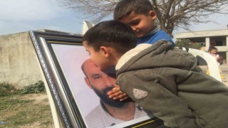 Öldürülen babasının fotoğrafına sarılıp gözyaşlarına boğuldu