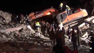 Önce 6 yaşındaki Kübra, ardından 6 aylık hamile annesi kurtarıldı