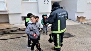 Önce odunlukta çıkan yangını söndürdü, sonra çocuklara eğitim verdi