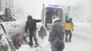 Orduda hastalanan kadın, karla kaplı yolda kepçe ile ambulansa taşındı