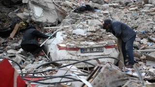 Osmaniyede 15 saattir göçük altında bulunan çifti kurtarma çalışmaları devam ediyor