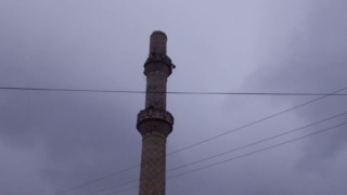 Osmaniyede depremde yıkılan minarenin ucu eve zarar verdi