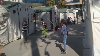 Osmaniye'de Depremzede çocuklar, yaşadıklarını unutmaya çalışıyor