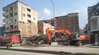 Osmaniye’de Enkaz kaldırma ve yıkım çalışmaları sürüyor